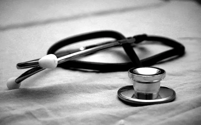 Stetoscopio su superficie clinica